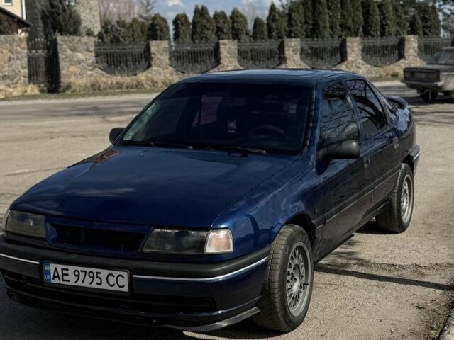 Синий Опель Вектра, объемом двигателя 2.5 л и пробегом 300 тыс. км за 1350 $, фото 1 на Automoto.ua