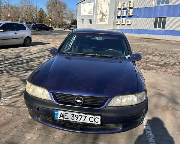 Синий Опель Вектра, объемом двигателя 1.6 л и пробегом 372 тыс. км за 2400 $, фото 1 на Automoto.ua