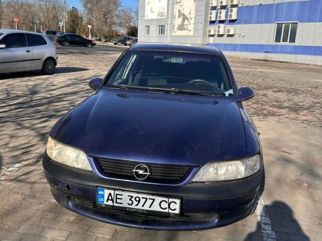 Синий Опель Вектра, объемом двигателя 1.6 л и пробегом 372 тыс. км за 2000 $, фото 1 на Automoto.ua
