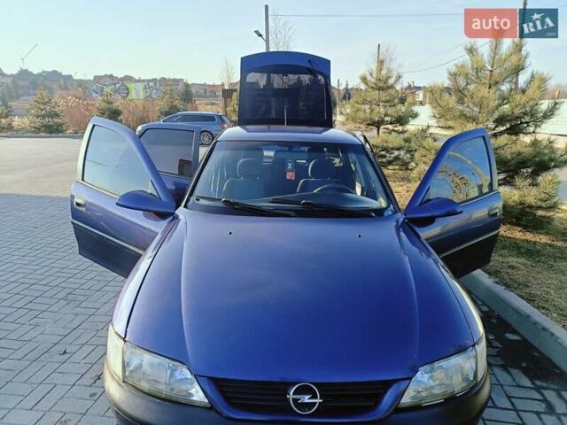 Синій Опель Вектра, об'ємом двигуна 1.6 л та пробігом 300 тис. км за 2300 $, фото 1 на Automoto.ua