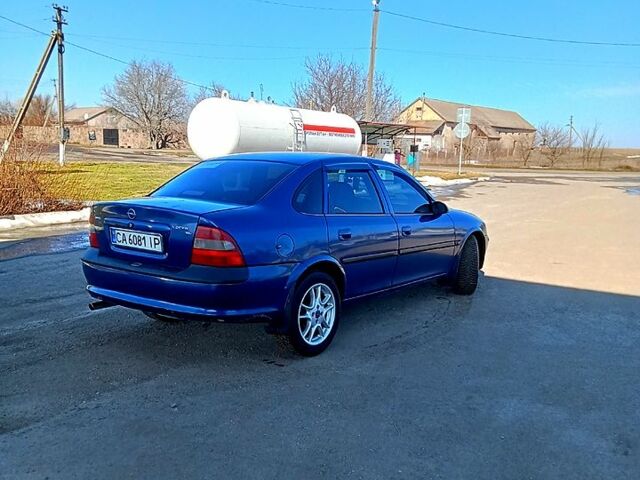 Синій Опель Вектра, об'ємом двигуна 1.8 л та пробігом 123 тис. км за 2499 $, фото 1 на Automoto.ua