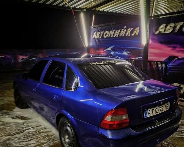 Синій Опель Вектра, об'ємом двигуна 1.6 л та пробігом 370 тис. км за 1950 $, фото 1 на Automoto.ua