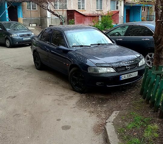Синий Опель Вектра, объемом двигателя 2 л и пробегом 500 тыс. км за 2600 $, фото 1 на Automoto.ua
