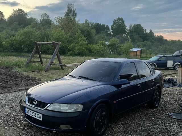 Синий Опель Вектра, объемом двигателя 1.8 л и пробегом 303 тыс. км за 1350 $, фото 1 на Automoto.ua