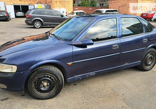 Синий Опель Вектра, объемом двигателя 2 л и пробегом 200 тыс. км за 1200 $, фото 1 на Automoto.ua