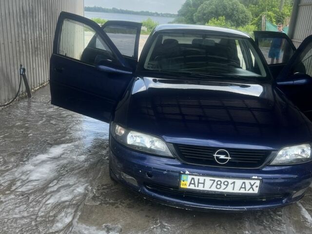 Синий Опель Вектра, объемом двигателя 2 л и пробегом 300 тыс. км за 2500 $, фото 1 на Automoto.ua