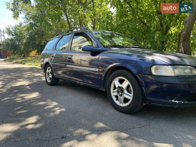 Синий Опель Вектра, объемом двигателя 2 л и пробегом 350 тыс. км за 2200 $, фото 1 на Automoto.ua