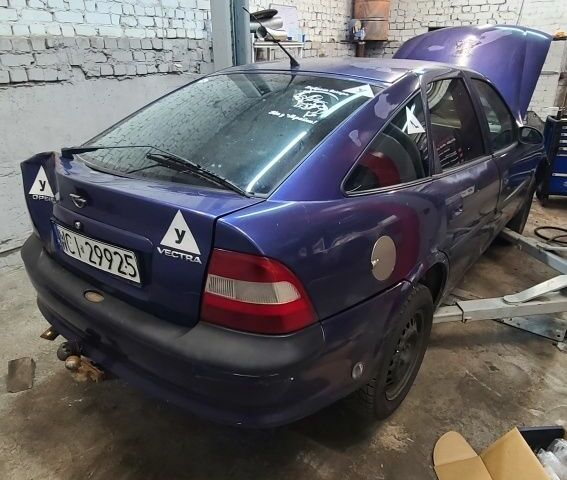 Синій Опель Вектра, об'ємом двигуна 2 л та пробігом 300 тис. км за 600 $, фото 1 на Automoto.ua