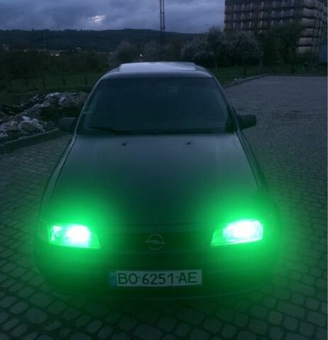 Зеленый Опель Вектра, объемом двигателя 2 л и пробегом 300 тыс. км за 1300 $, фото 1 на Automoto.ua