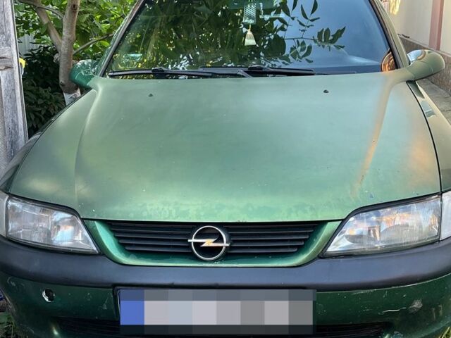 Зелений Опель Вектра, об'ємом двигуна 1.6 л та пробігом 300 тис. км за 1500 $, фото 1 на Automoto.ua