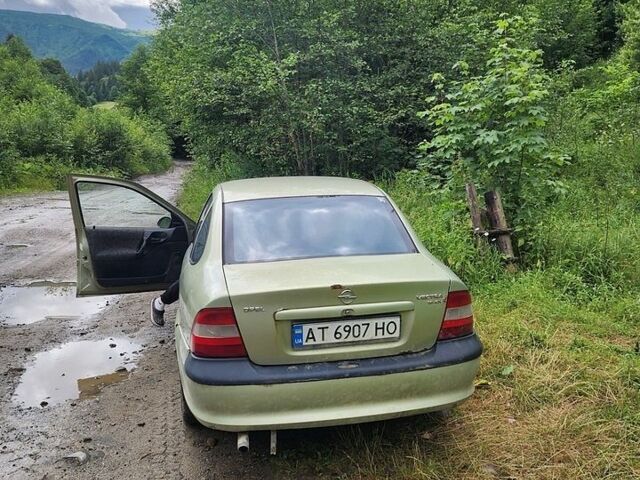 Зеленый Опель Вектра, объемом двигателя 1.6 л и пробегом 320 тыс. км за 1000 $, фото 1 на Automoto.ua