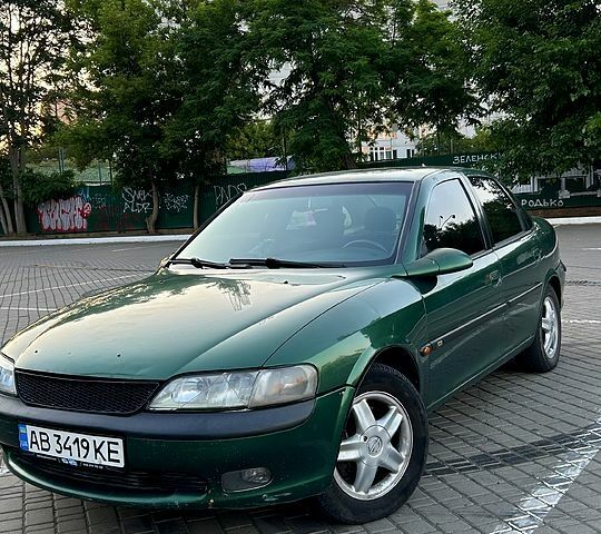 Зелений Опель Вектра, об'ємом двигуна 2 л та пробігом 400 тис. км за 1800 $, фото 1 на Automoto.ua