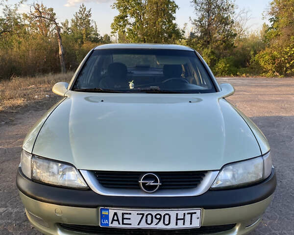 Зеленый Опель Вектра, объемом двигателя 1.8 л и пробегом 324 тыс. км за 3200 $, фото 1 на Automoto.ua