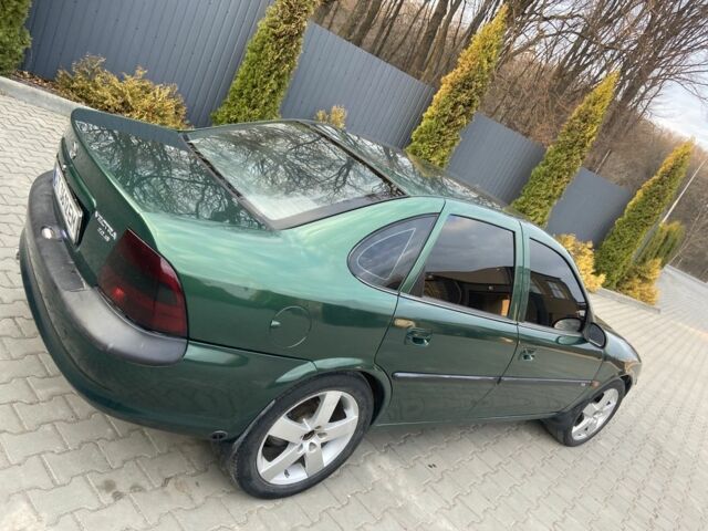 Зеленый Опель Вектра, объемом двигателя 2 л и пробегом 300 тыс. км за 1900 $, фото 1 на Automoto.ua