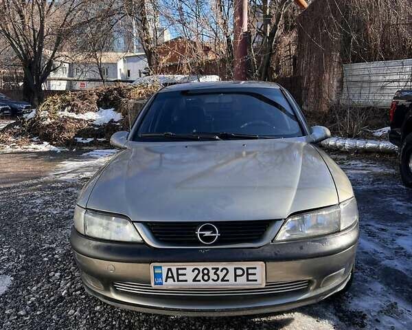 Зеленый Опель Вектра, объемом двигателя 1.6 л и пробегом 450 тыс. км за 2400 $, фото 1 на Automoto.ua