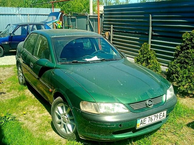 Зелений Опель Вектра, об'ємом двигуна 1.6 л та пробігом 215 тис. км за 1599 $, фото 1 на Automoto.ua