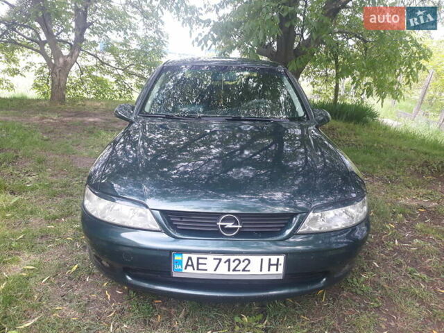 Зеленый Опель Вектра, объемом двигателя 1.8 л и пробегом 295 тыс. км за 4000 $, фото 1 на Automoto.ua