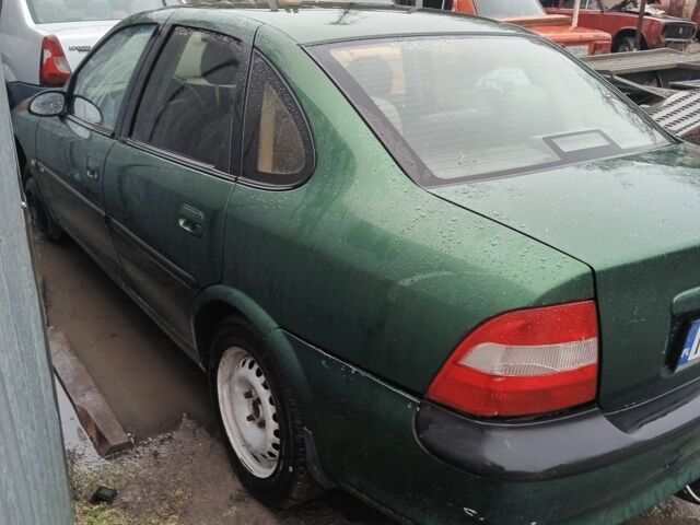 Зеленый Опель Вектра, объемом двигателя 2 л и пробегом 300 тыс. км за 300 $, фото 1 на Automoto.ua