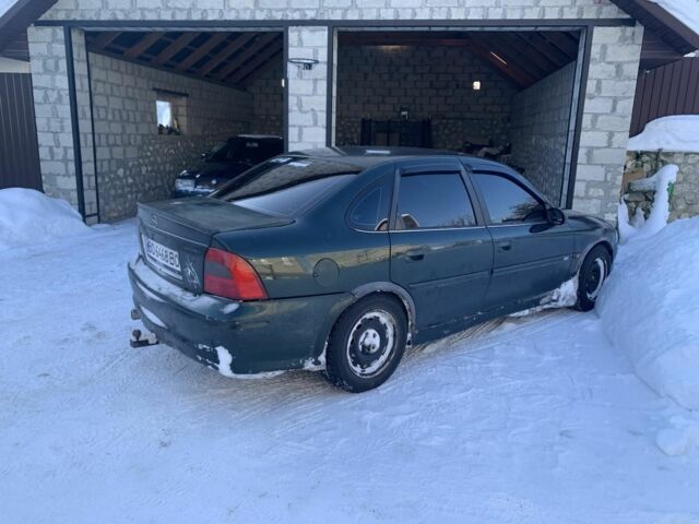 Зеленый Опель Вектра, объемом двигателя 1.6 л и пробегом 320 тыс. км за 1600 $, фото 1 на Automoto.ua