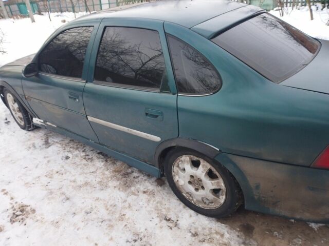 Зеленый Опель Вектра, объемом двигателя 2 л и пробегом 450 тыс. км за 900 $, фото 1 на Automoto.ua