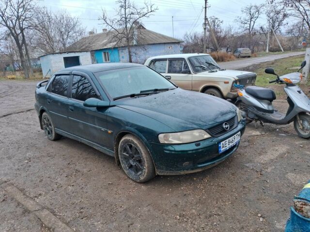 Зеленый Опель Вектра, объемом двигателя 2.5 л и пробегом 300 тыс. км за 1382 $, фото 1 на Automoto.ua