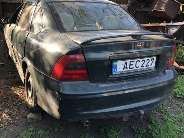 Зеленый Опель Вектра, объемом двигателя 1.8 л и пробегом 300 тыс. км за 998 $, фото 1 на Automoto.ua