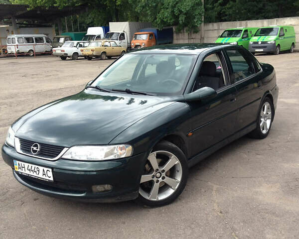 Зеленый Опель Вектра, объемом двигателя 2 л и пробегом 260 тыс. км за 3700 $, фото 1 на Automoto.ua