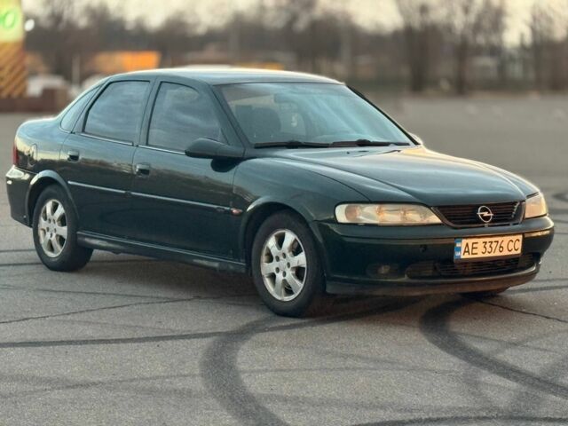Зеленый Опель Вектра, объемом двигателя 1.8 л и пробегом 300 тыс. км за 2100 $, фото 1 на Automoto.ua