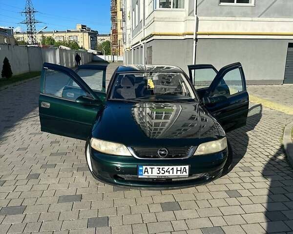 Зеленый Опель Вектра, объемом двигателя 2 л и пробегом 256 тыс. км за 3300 $, фото 1 на Automoto.ua