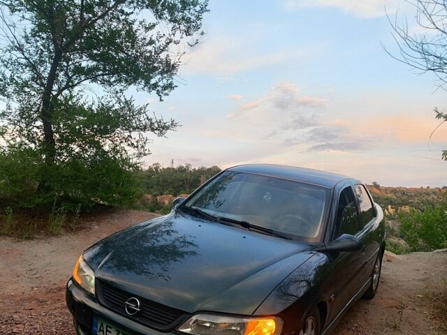 Зелений Опель Вектра, об'ємом двигуна 1.8 л та пробігом 360 тис. км за 1998 $, фото 1 на Automoto.ua