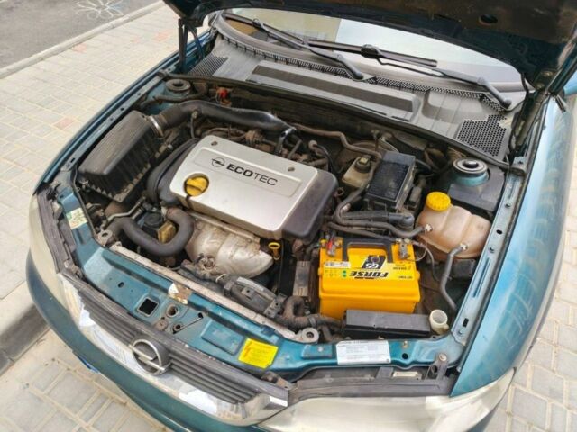 Зеленый Опель Вектра, объемом двигателя 10 л и пробегом 1000 тыс. км за 1000 $, фото 1 на Automoto.ua