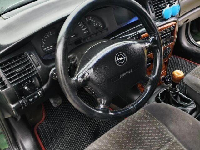 Зеленый Опель Вектра, объемом двигателя 1.8 л и пробегом 334 тыс. км за 2200 $, фото 1 на Automoto.ua