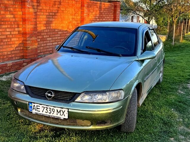 Опель Вектра 1996 у Миколаєві на Automoto.ua Зелений Опель Вектра, об'ємом двигуна 1.8 л та пробігом 300 тис. км за 1700 $, фото 1 на Automoto.ua