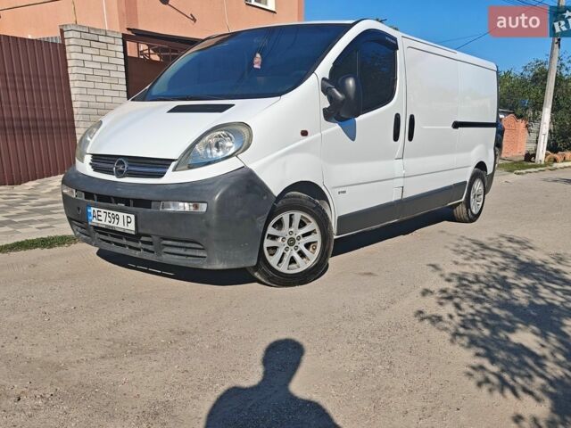 Белый Опель Виваро, объемом двигателя 2.5 л и пробегом 241 тыс. км за 7000 $, фото 1 на Automoto.ua