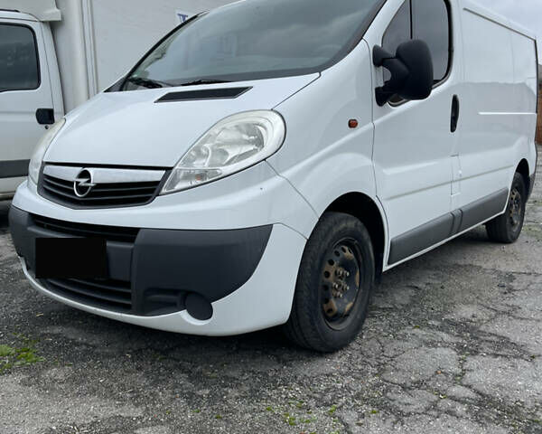Білий Опель Віваро, об'ємом двигуна 2 л та пробігом 235 тис. км за 9800 $, фото 1 на Automoto.ua