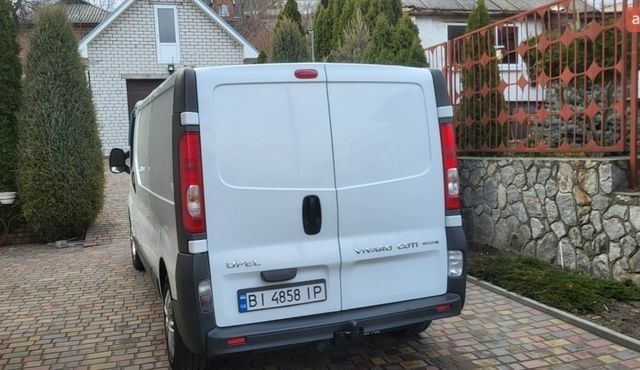 Білий Опель Віваро, об'ємом двигуна 20 л та пробігом 179 тис. км за 10200 $, фото 1 на Automoto.ua