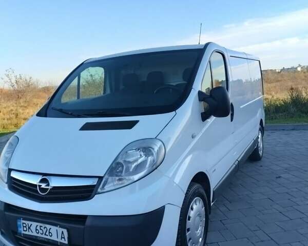 Белый Опель Виваро, объемом двигателя 2 л и пробегом 312 тыс. км за 10700 $, фото 1 на Automoto.ua