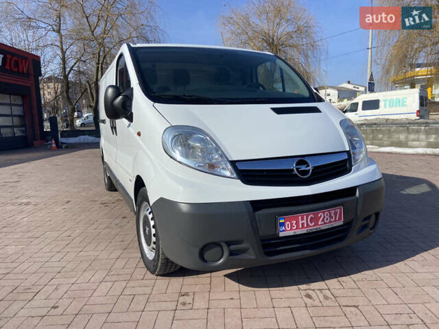 Белый Опель Виваро, объемом двигателя 2 л и пробегом 250 тыс. км за 13600 $, фото 1 на Automoto.ua