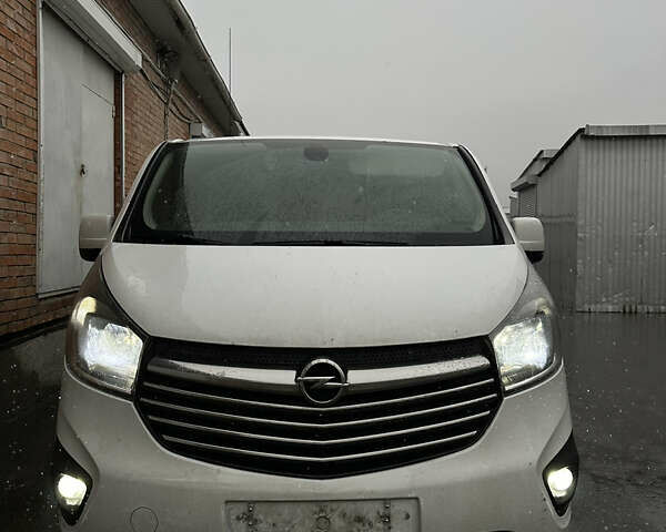 Белый Опель Виваро, объемом двигателя 1.6 л и пробегом 300 тыс. км за 7600 $, фото 1 на Automoto.ua