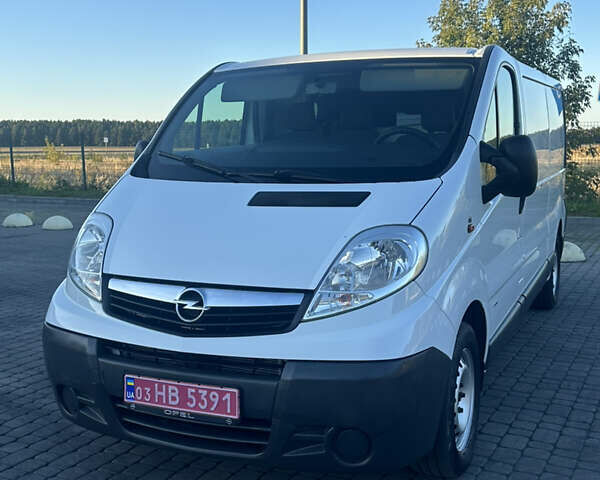 Белый Опель Виваро, объемом двигателя 2 л и пробегом 175 тыс. км за 14300 $, фото 1 на Automoto.ua