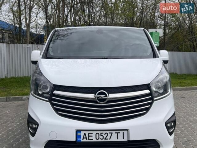 Белый Опель Виваро, объемом двигателя 1.6 л и пробегом 219 тыс. км за 12000 $, фото 1 на Automoto.ua