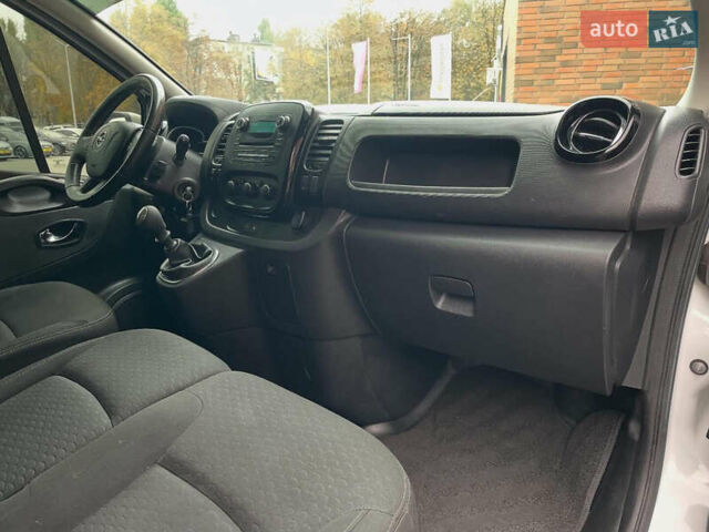 Белый Опель Виваро, объемом двигателя 1.6 л и пробегом 220 тыс. км за 12600 $, фото 1 на Automoto.ua