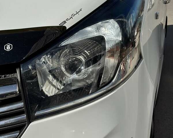 Белый Опель Виваро, объемом двигателя 1.6 л и пробегом 181 тыс. км за 14200 $, фото 1 на Automoto.ua