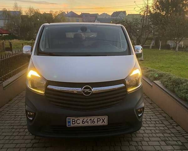 Белый Опель Виваро, объемом двигателя 1.6 л и пробегом 130 тыс. км за 15000 $, фото 1 на Automoto.ua