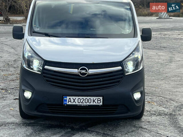 Белый Опель Виваро, объемом двигателя 1.6 л и пробегом 210 тыс. км за 14300 $, фото 1 на Automoto.ua