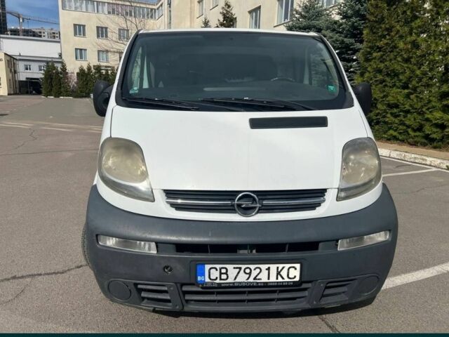 Белый Опель Виваро, объемом двигателя 2.5 л и пробегом 375 тыс. км за 5500 $, фото 1 на Automoto.ua