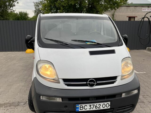 Белый Опель Виваро, объемом двигателя 1.9 л и пробегом 250 тыс. км за 8400 $, фото 1 на Automoto.ua
