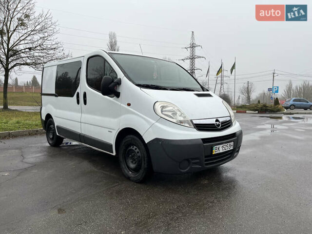 Белый Опель Виваро, объемом двигателя 2 л и пробегом 260 тыс. км за 7500 $, фото 1 на Automoto.ua