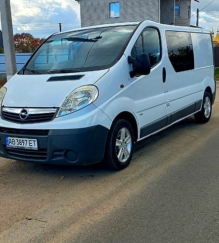 Белый Опель Виваро, объемом двигателя 2 л и пробегом 245 тыс. км за 8300 $, фото 1 на Automoto.ua