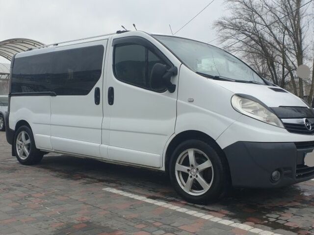 Белый Опель Виваро, объемом двигателя 2 л и пробегом 300 тыс. км за 7900 $, фото 1 на Automoto.ua